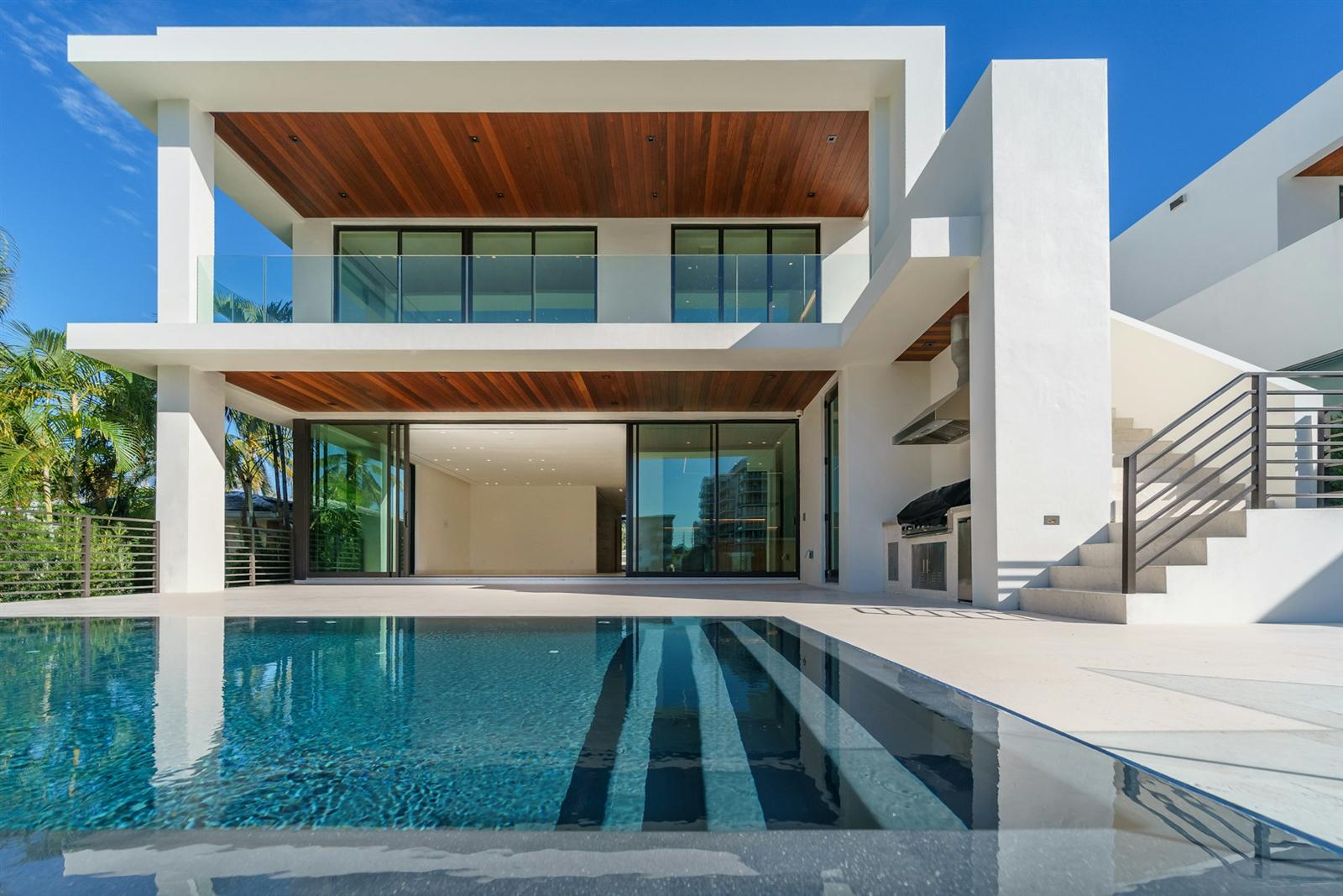 Casa moderna blanca con piscina privada
