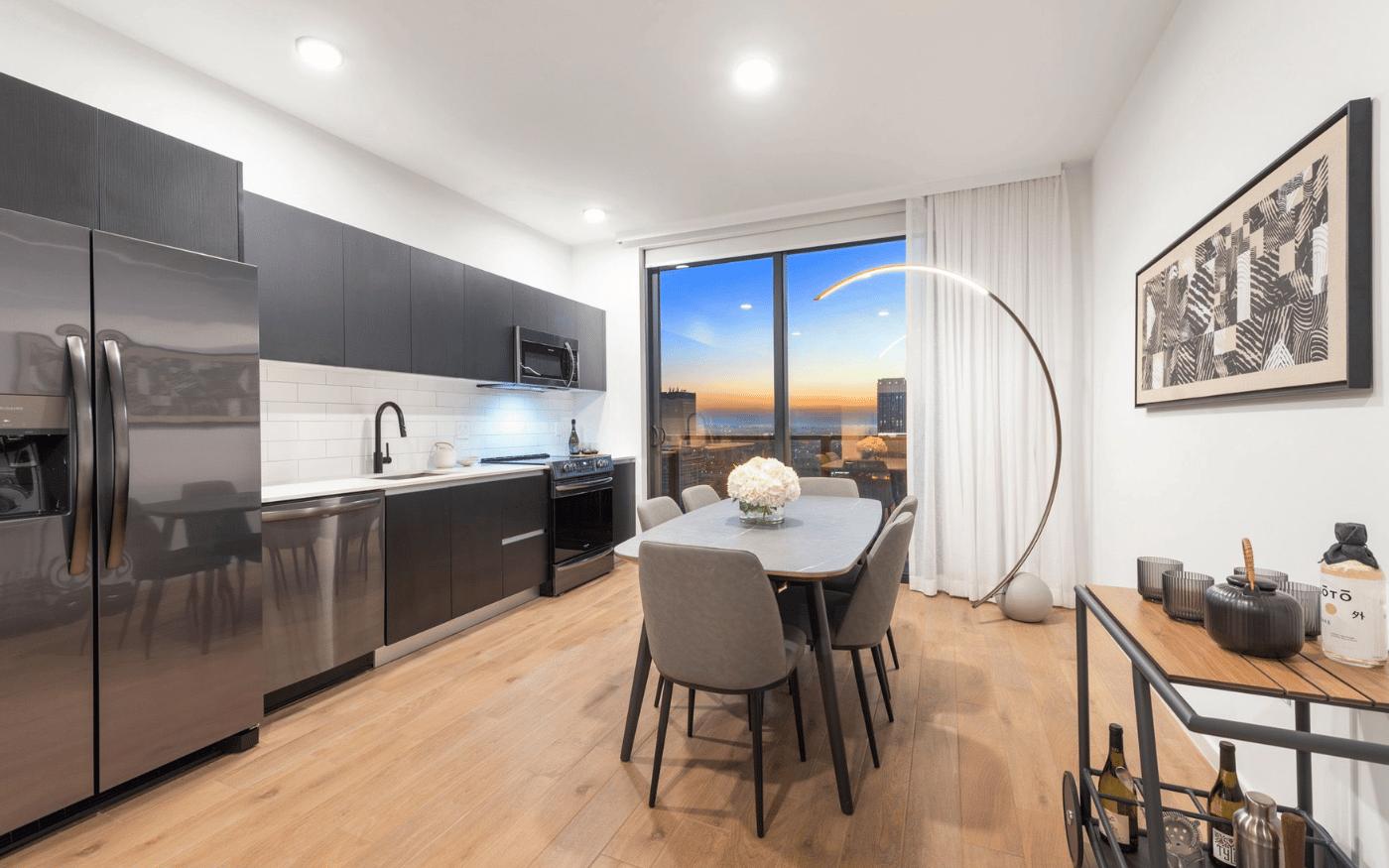 Cocina y comedor de una residencia en The Elser con vista al atardecer
