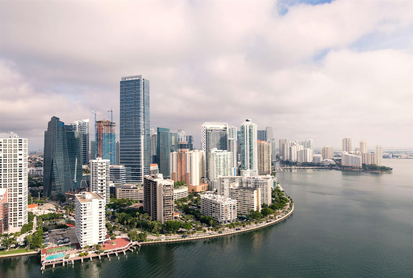 Vista aérea de Brickell y la bahía de Biscayne en Miami