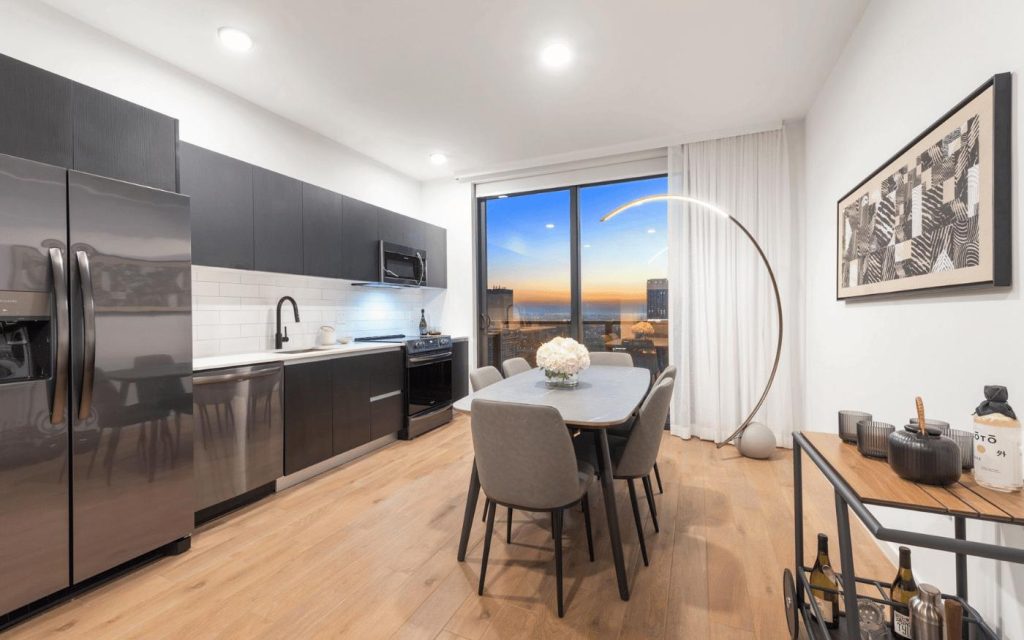 Cocina y comedor de una residencia en The Elser con vista al atardecer