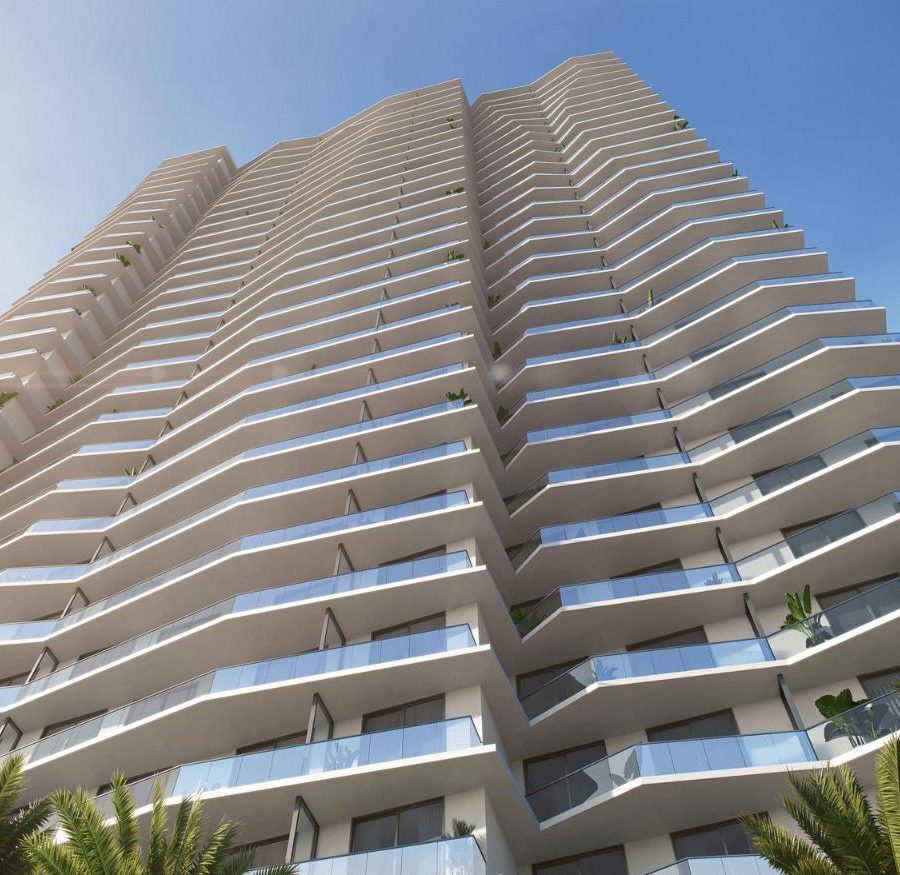 Torre Viceroy Brickell con balcones curvos y palmeras